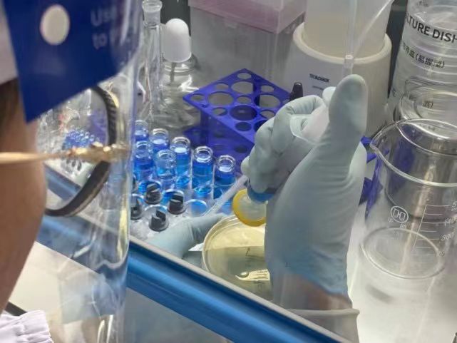 90后父亲为救罕见病儿子自制药:自己试药